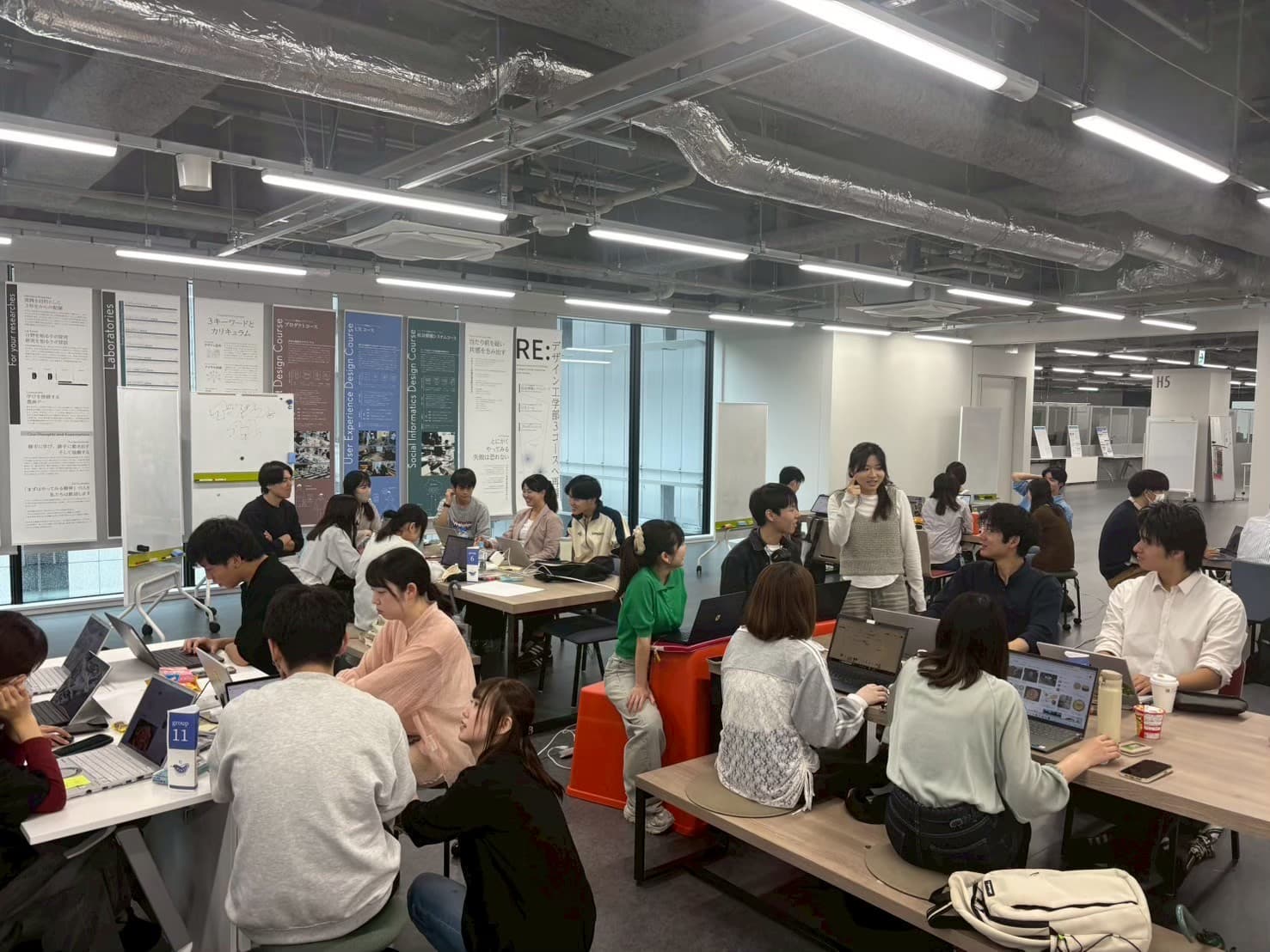 Interface × Cafe 11 の様子